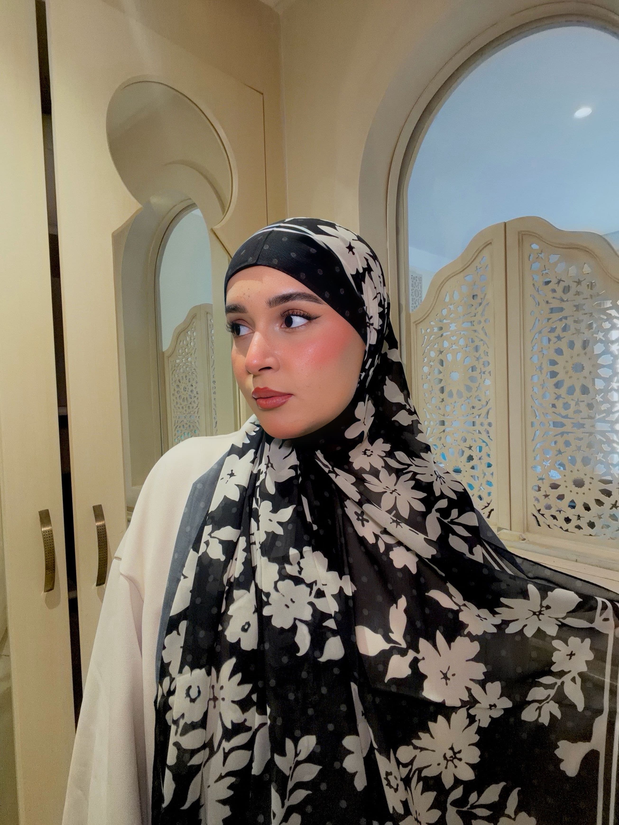 Hijab Fall Bloom Noir - image 1
